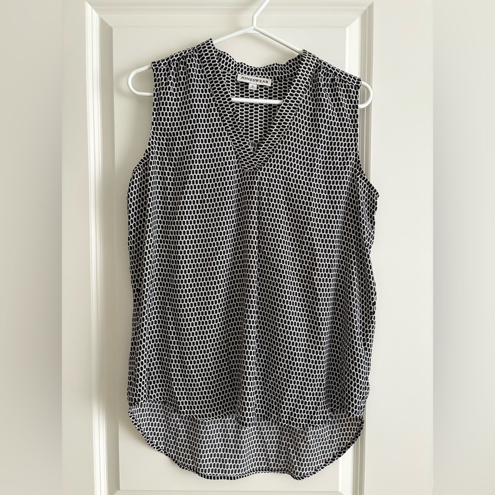 Jones Wear Monochrome Geometric Sleeveless Blouse